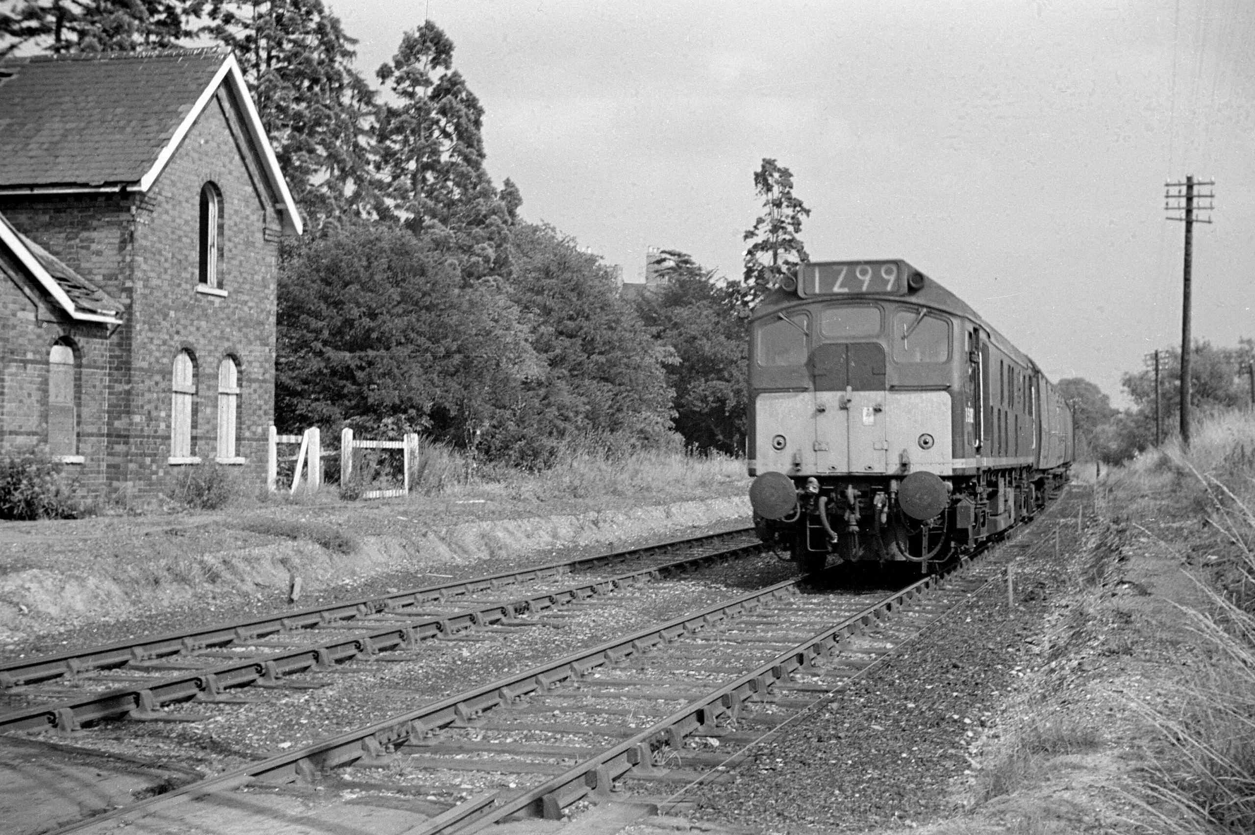 034_41-KirbyMuxloe-19670802 D5192 travelling past the closed Kirby Muxloe station in 1967